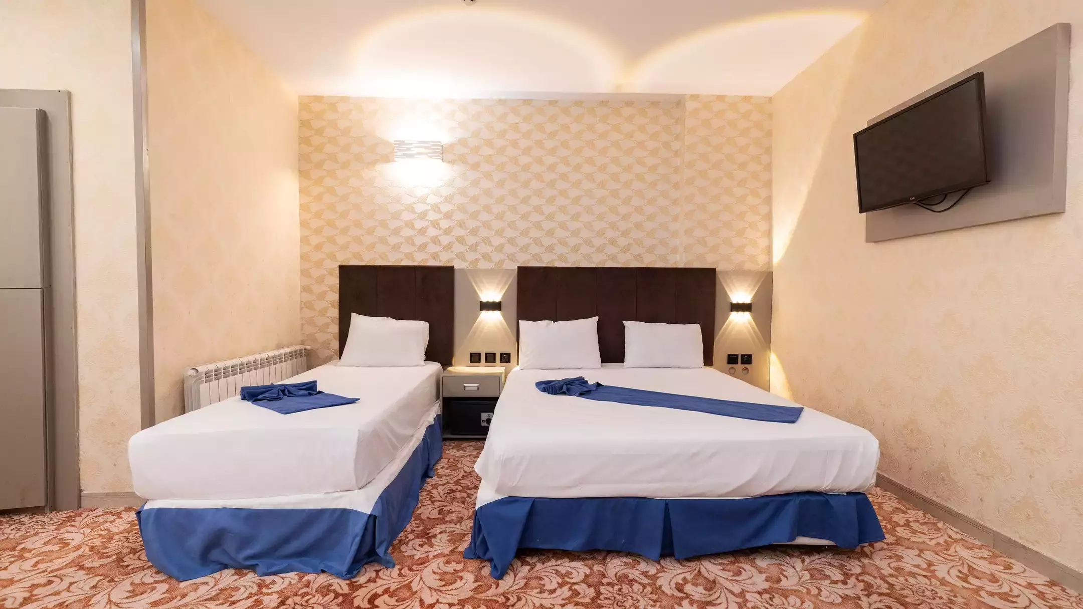 Alibaba https://cdn.alibaba.ir/ostorage/hotel-accommodation-images/67065a39299de7a7748d2f9a_66dd595edf0943cd07cbfd08_هتل دیبا - اتاق پنج تخته (1).webp